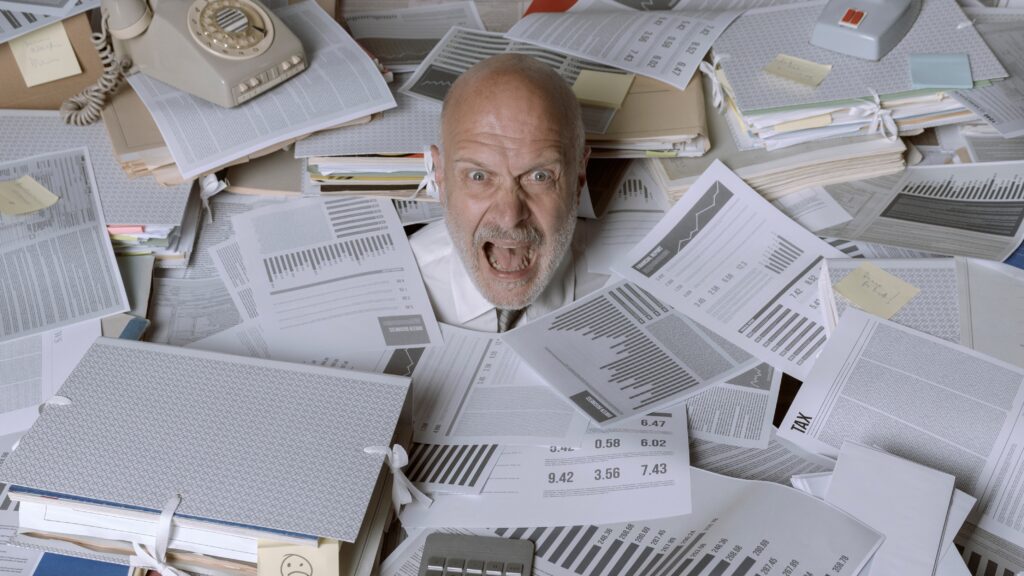 Een man begraven in administratie